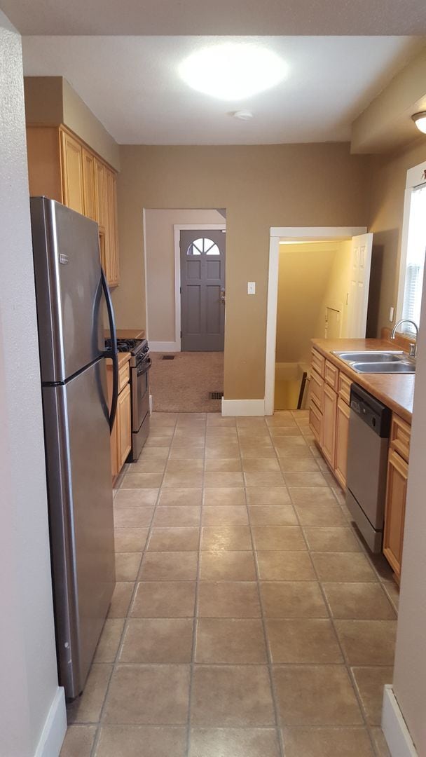 Building Photo - Great home, lots of space, fully updated, ...