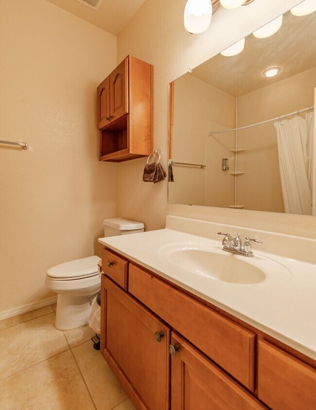 Building Photo - 2 Story 3 Bedroom Townhome Available Now!