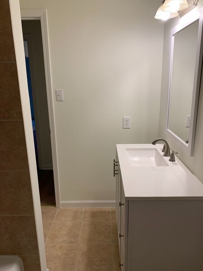 Building Photo - 4 BR 3 BATH in Cedar Creek!