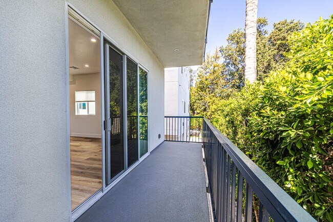 Building Photo - 4445 Auckland Ave