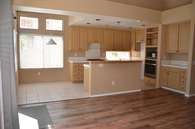 Building Photo - Open House Saturday 5/3 from 10 to 2pm-Bea...