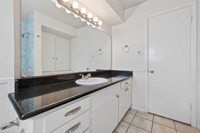 Building Photo - 2319 Blue Willow Dr