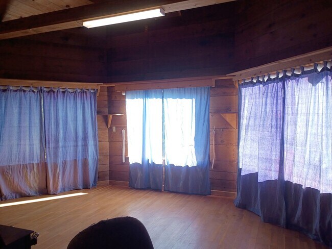 Building Photo - Cabin In the Wood!