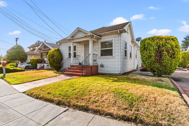 Primary Photo - Charming San Leandro Cottage with Modern U...