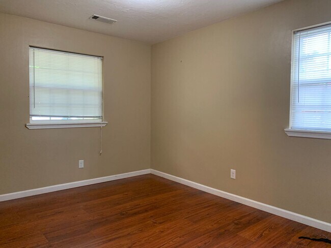 Building Photo - 1306 E Twin Lakes Dr