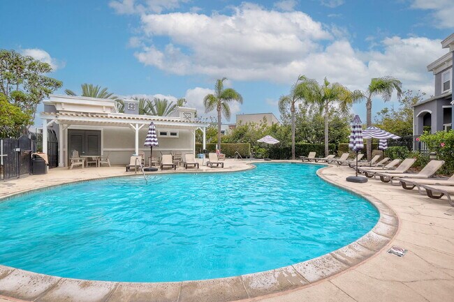 Building Photo - Spacious 2-Bed, 2.5-Bath Condo on Lighthou...