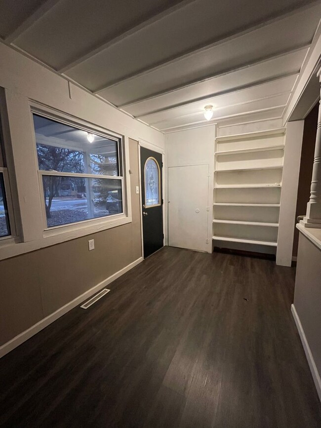 Building Photo - Recently Remodeled 3 bedroom 2 full bathro...