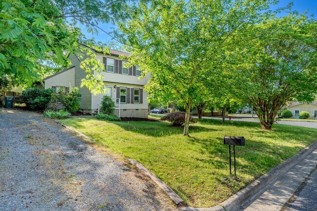 Building Photo - 3 bedroom home close to Duke Avaialble Ear...