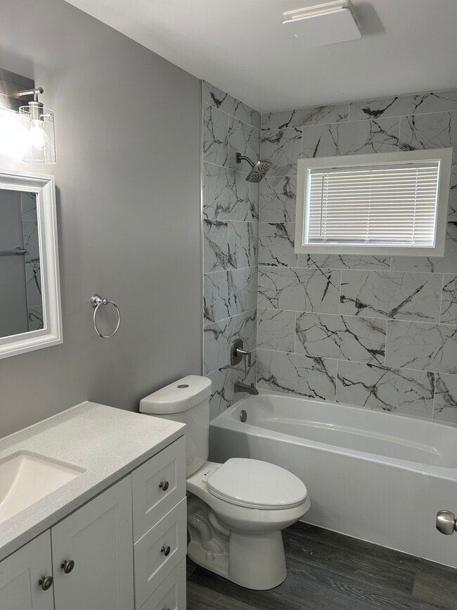 Building Photo - 510 S Alfred Ave