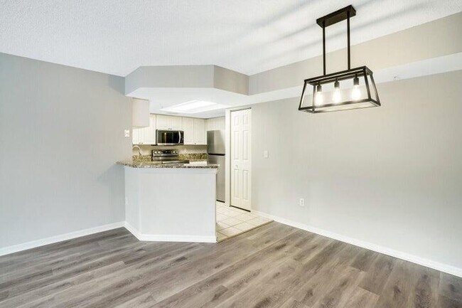 Building Photo - 1700 Crestwood Ct S