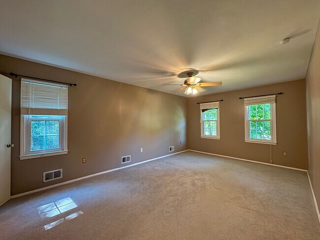 Building Photo - Lovely 4 Bed 3.5 Bath On Single Family Hom...