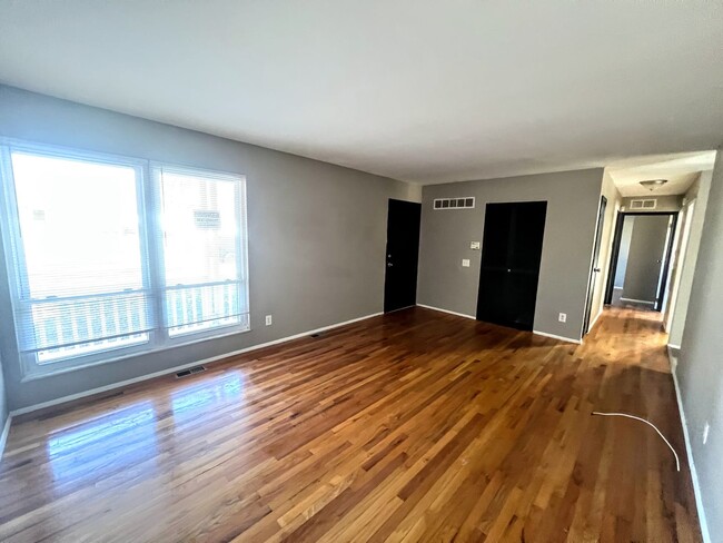 Building Photo - Spacious 3 Bedroom 2 Bathroom Home with a ...