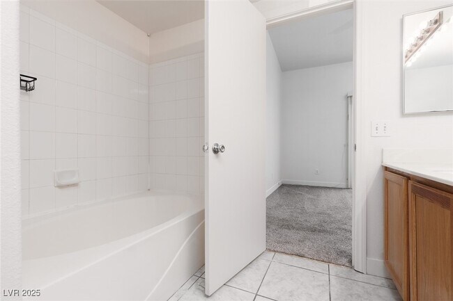 Building Photo - 5650 E Sahara Ave