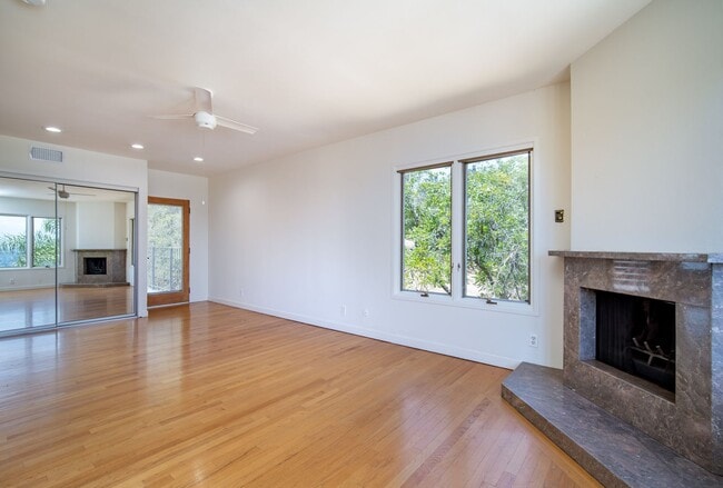 Building Photo - Beautiful 4-bedroom, 4 bath unit in the desirable Los Feliz