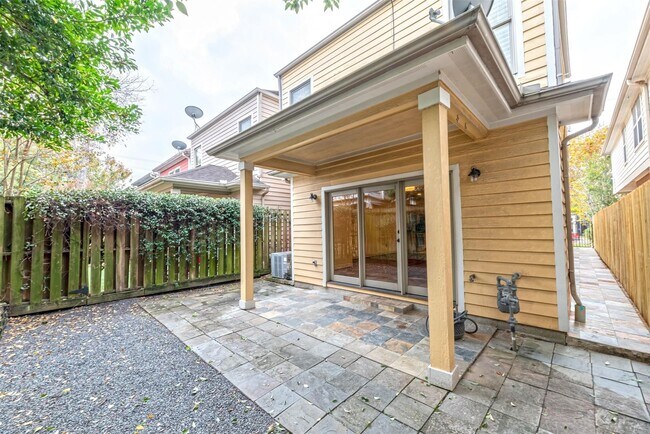 Building Photo - 1324 Prince St