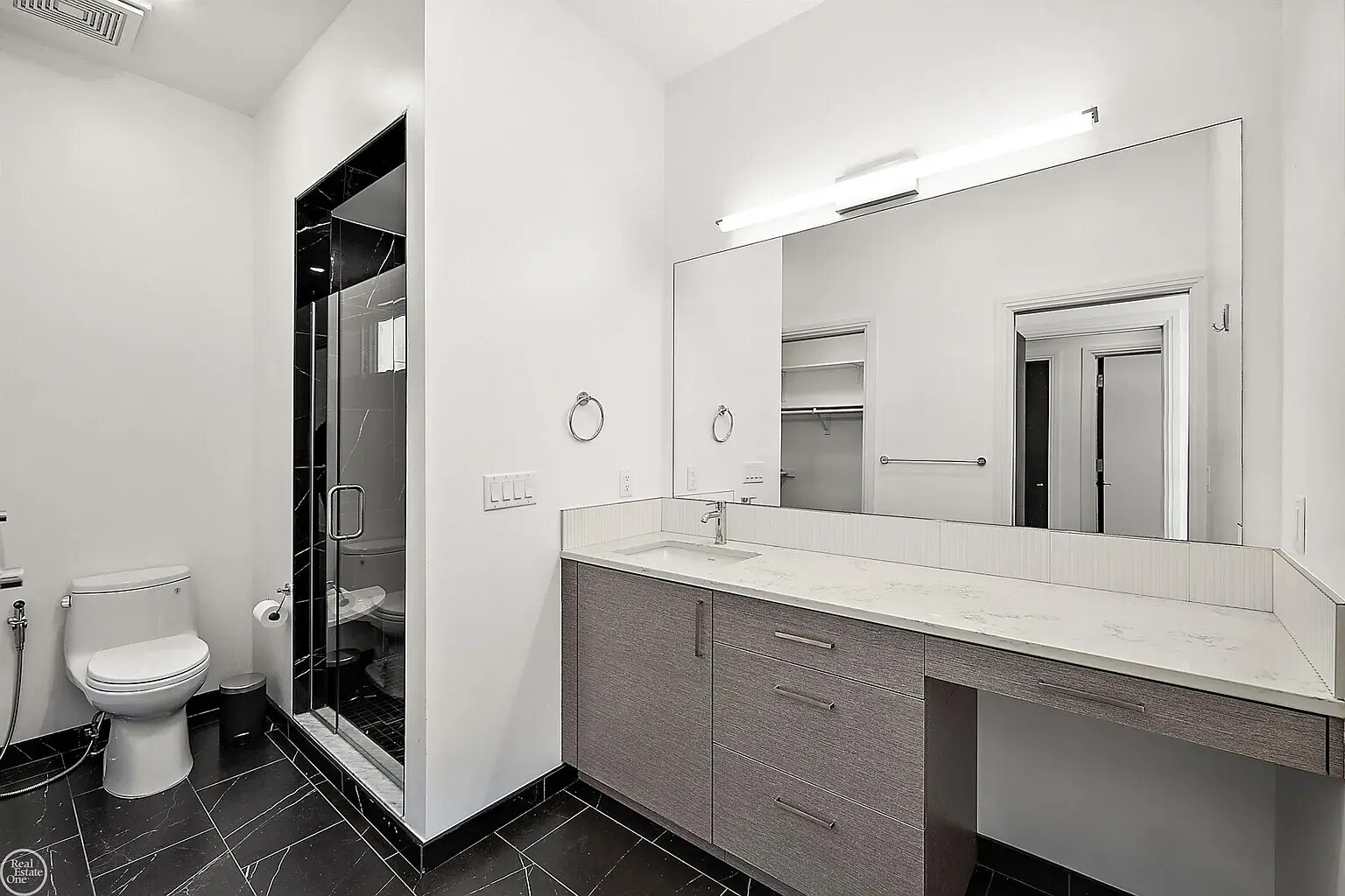 Building Photo - 438 Selden St