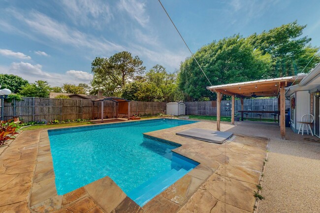 Building Photo - Available Mid-June | 3 Bedroom Arlington H...