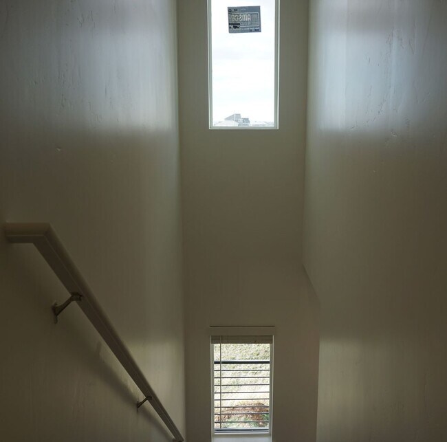 Building Photo - Layton Townhome 3 Bed 2.5 Bath