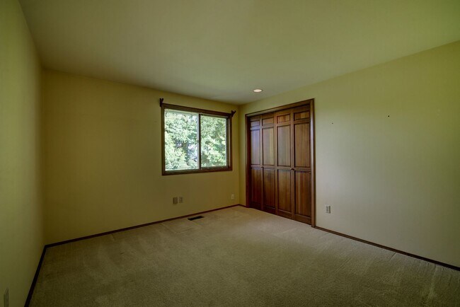 Building Photo - 5Bd/2.5Ba Bellevue Home