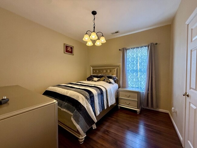 Building Photo - Spacious 3 bedroom condo minutes to the Oceanfront!