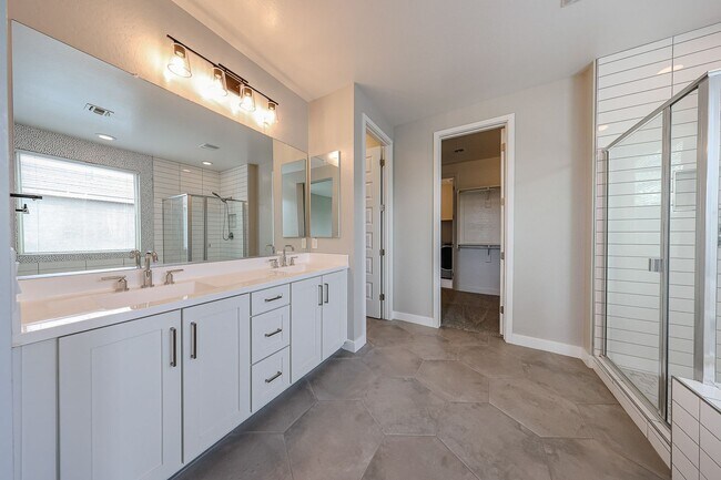 Building Photo - Move In Ready!stunning 3 bedroom, 2.5 bathroom home located in Phoenix!