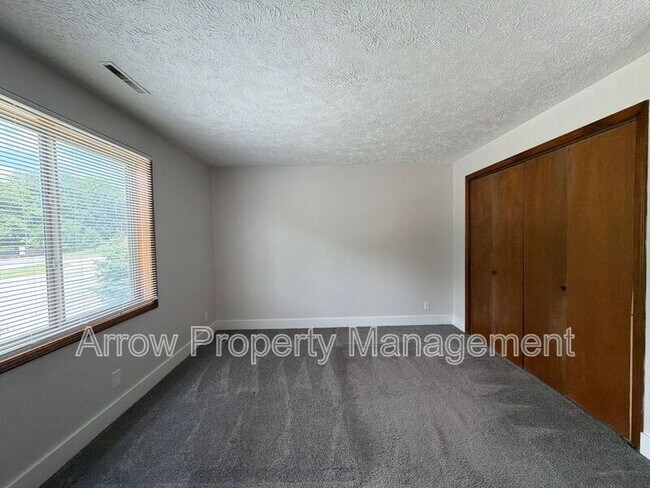 Building Photo - 3341 Holdrege St