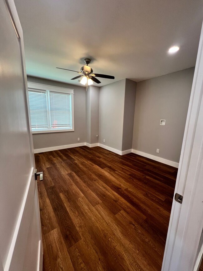 Building Photo - 6 Bedroom in Fort Sanders w/ Ensuite Bathr...