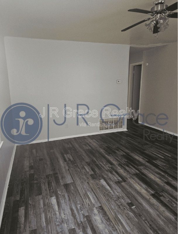 Building Photo - 602 E Navarro St