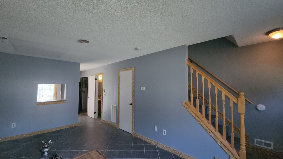 Building Photo - 25 Seneca Dr