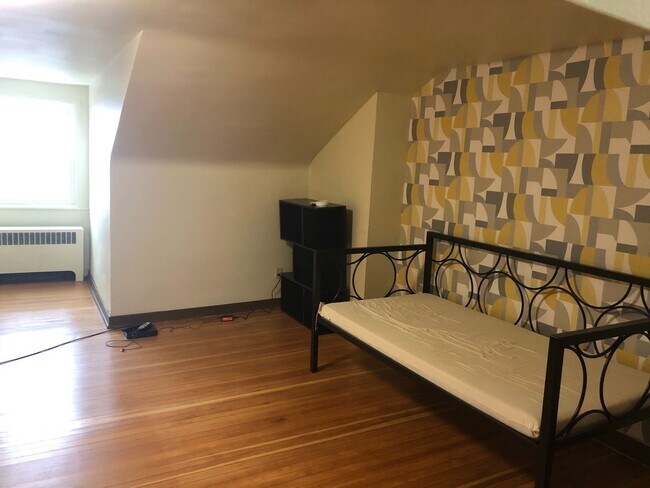 Building Photo - Lawrenceville - 2 BR Single Family Home, Air Condition, Hardwood Floors!