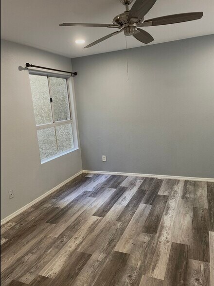 Building Photo - 1880 E Morten Ave