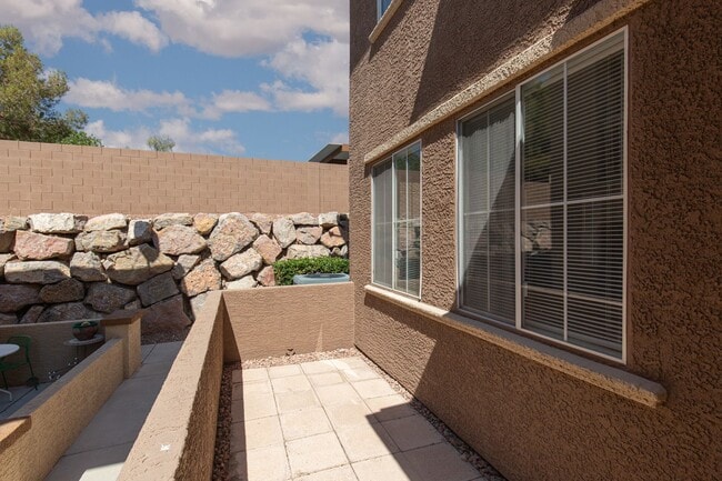 Building Photo - NW townhome with 2 car garage in gated community.