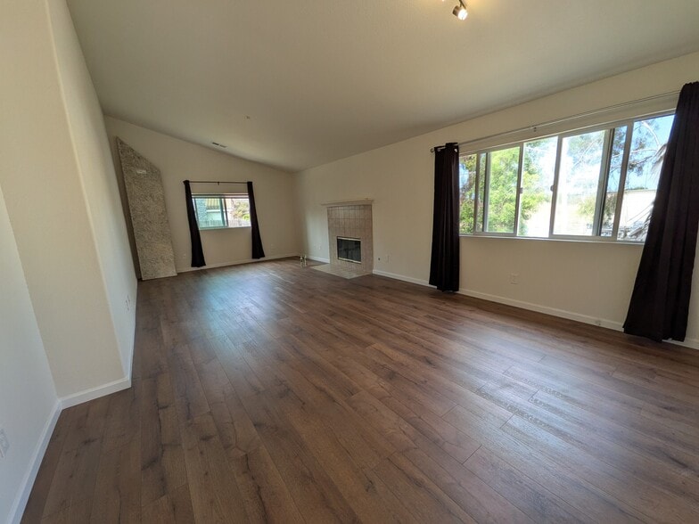 Building Photo - 585 Hildale Cir