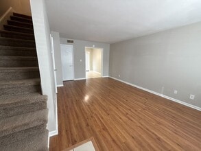 Building Photo - 121 Western Villa Dr