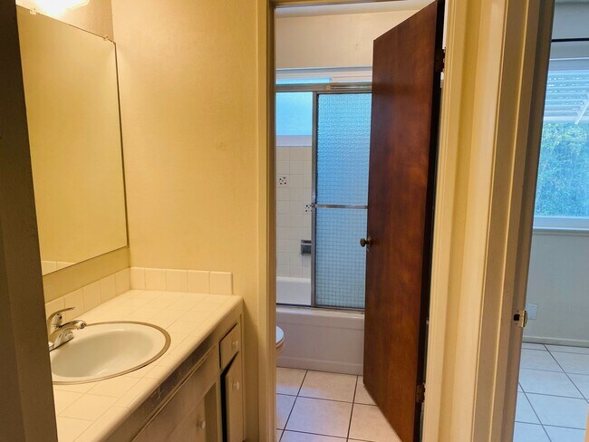 Building Photo - 769 Carro Dr