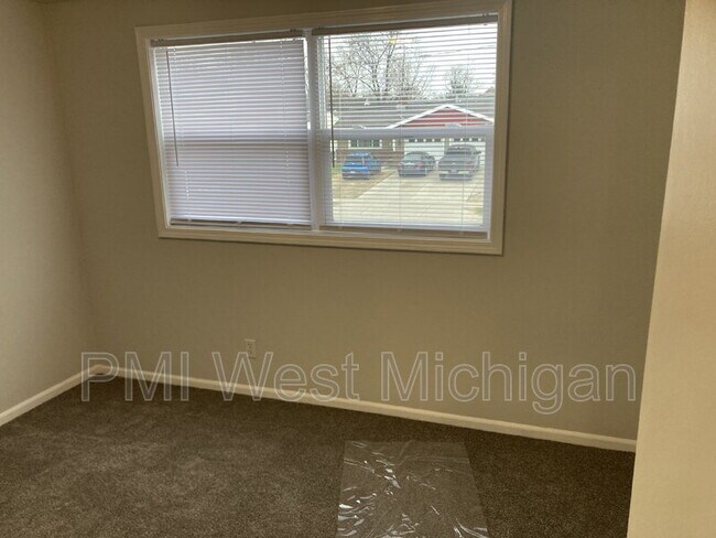 Building Photo - 2359 Barberry Dr SW