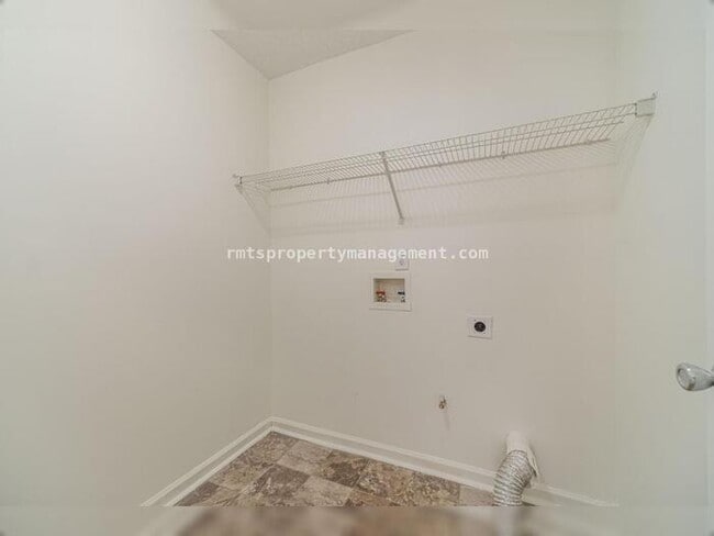 Building Photo - Spacious 4 bedroom 2.5 bath