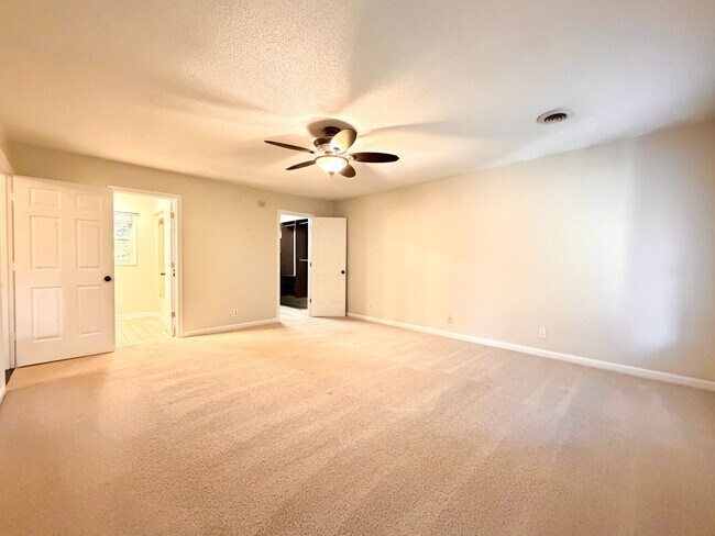 Building Photo - 1402 E Rhett Butler Rd