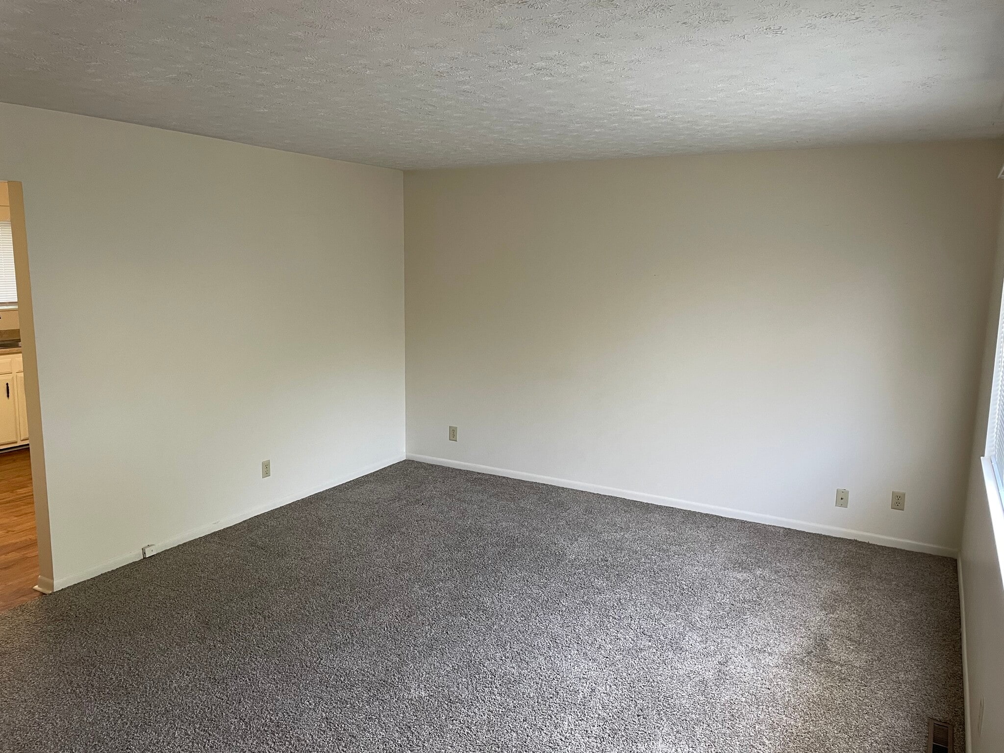 Building Photo - 204 E 9th St