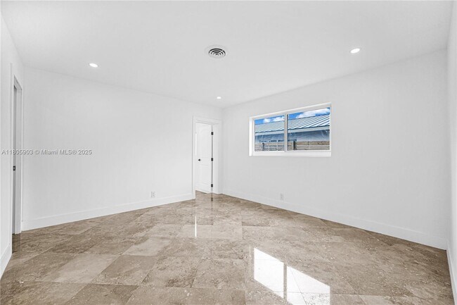 Building Photo - 5510 NE 18th Ave