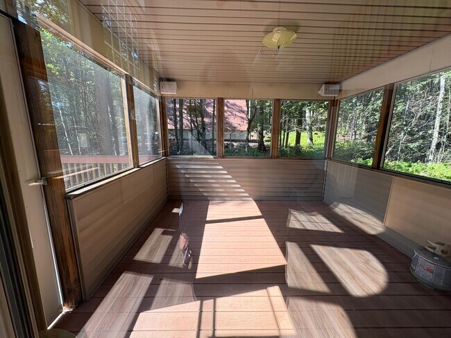 Building Photo - 104 Flo Ct