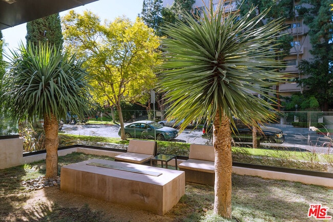 Building Photo - 432 N Oakhurst Dr