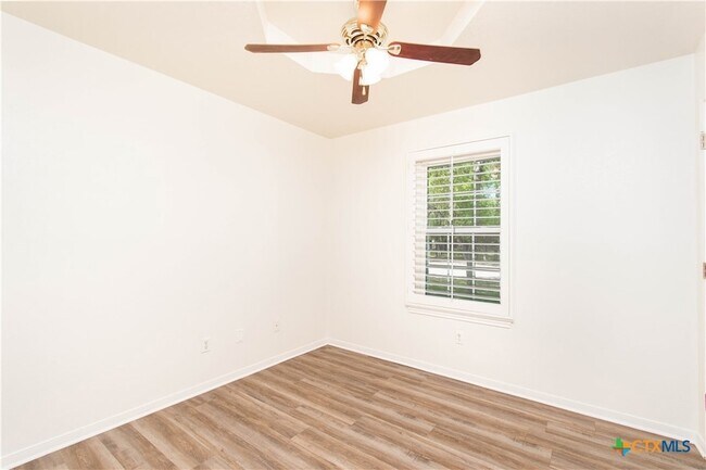 Building Photo - 11 Basswood Ct