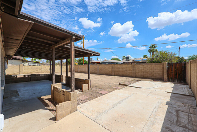 Building Photo - 3bed/1.5bath House at 35th Ave. & Cactus! ...