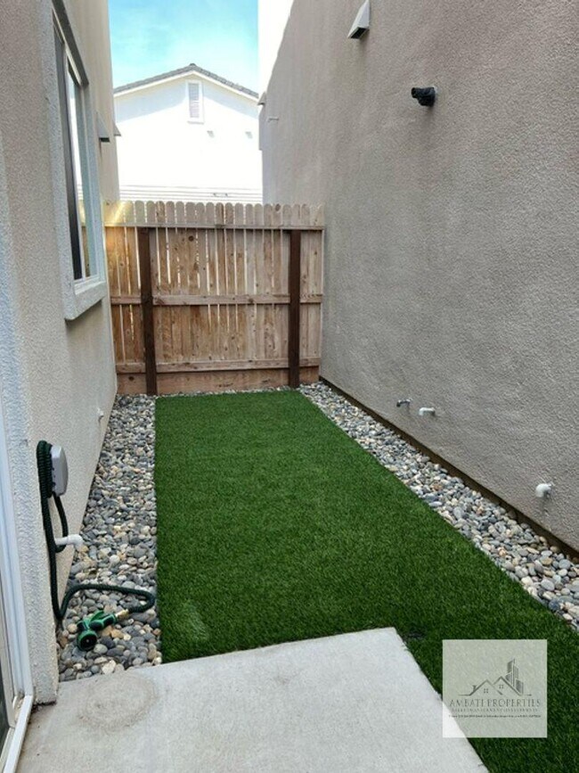 Building Photo - 2710 E Tamarind Dr