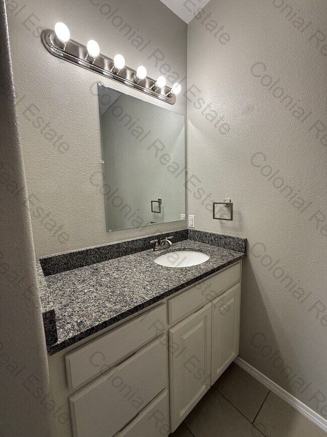 Building Photo - Beautiful 3 bedroom 2 bathroom home in a great neighborhood