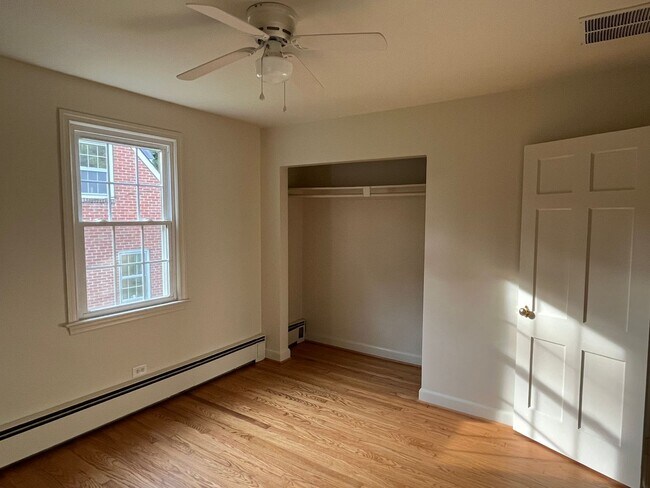 Building Photo - 2BD/1BA House Walking Distance to Downtown!