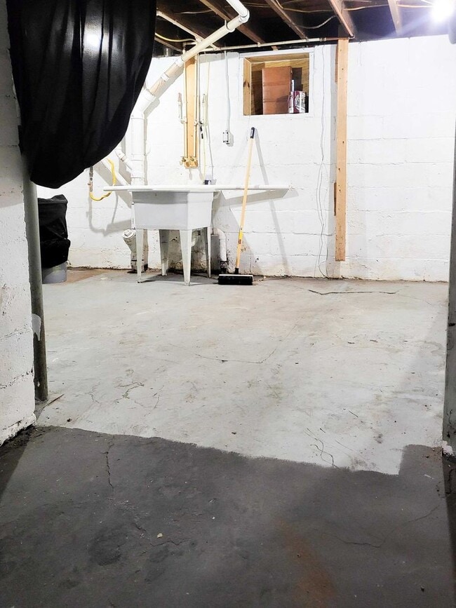Building Photo - 2 bedroom, 1 bath house