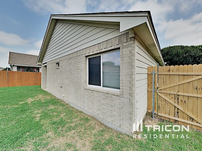 Building Photo - 1145 Boxwood Dr
