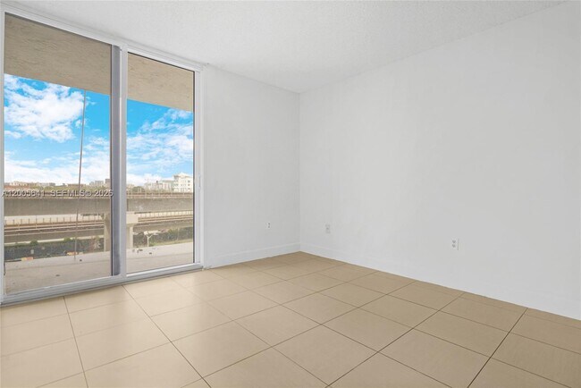 Building Photo - 850 N Miami Ave